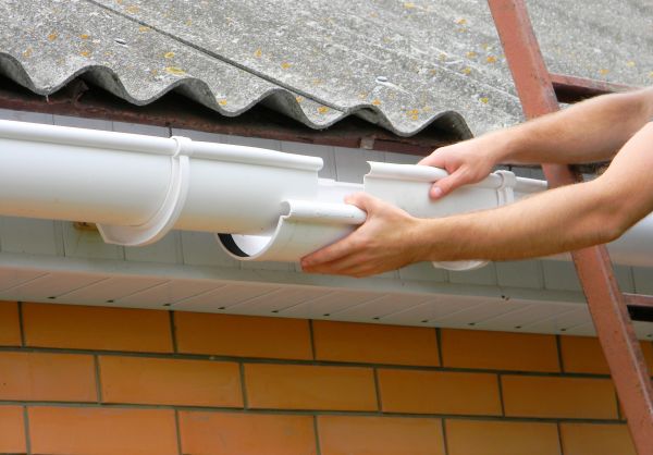 Gutter Hanging in Oakland